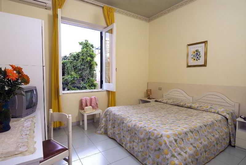 Villa Diana - Beach & Rooms Ischia Buitenkant foto